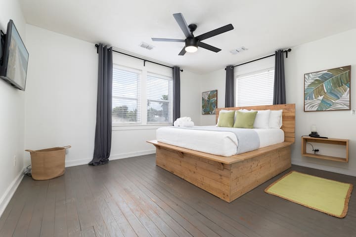 Treća spavaća soba: udoban bračni krevet s madracem od memorijske pjene. Osigurana je posteljina i deka za pokrivanje. 

A ako vam je potrebna zabava, tu je Roku TV! 

***gosti se koriste pretplatama za prijavu u aplikacije za streaming