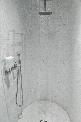 Stunning 3-BR Architectural Gem gallery image 4