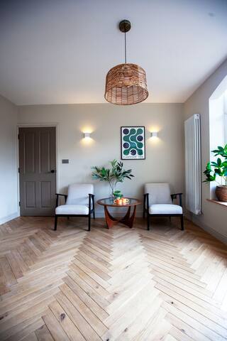 Margot gallery image 2