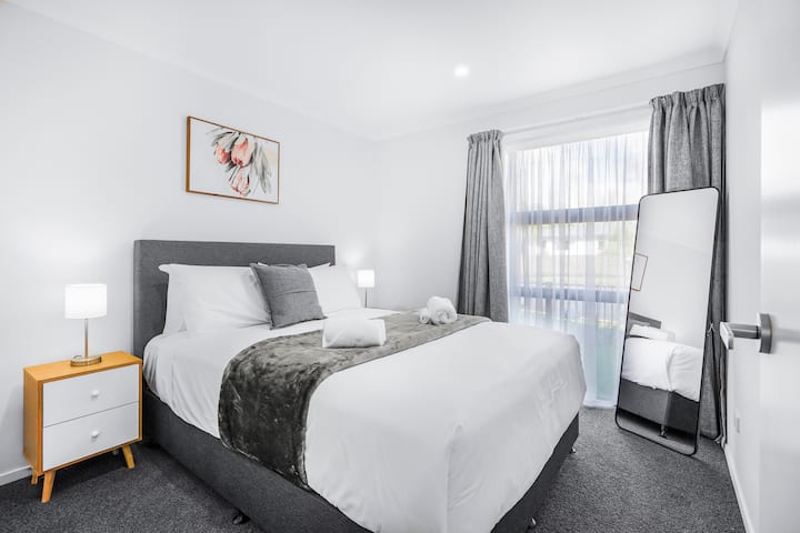 Втора спалня: модерно, топло и удобно място, където да се отпуснете.