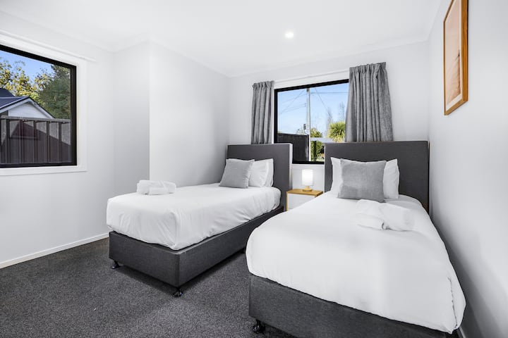 Трета спалня: две много дълги единични легла, подходящи за семейства на корпоративни групи