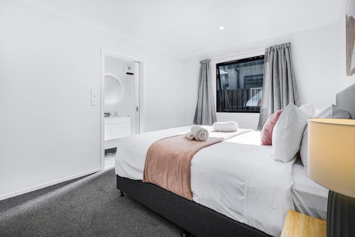 Първа спалня: голяма стая с мечтано двойно легло и модерен самостоятелен санитарен възел.