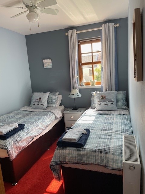 Dormitorio con dos camas y armario empotrado