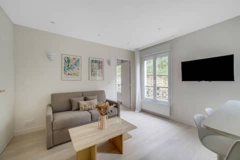 Popular Airbnb listing: Mobility lease, 2 new rooms at École Militaire in Paris 7e Arrondissement