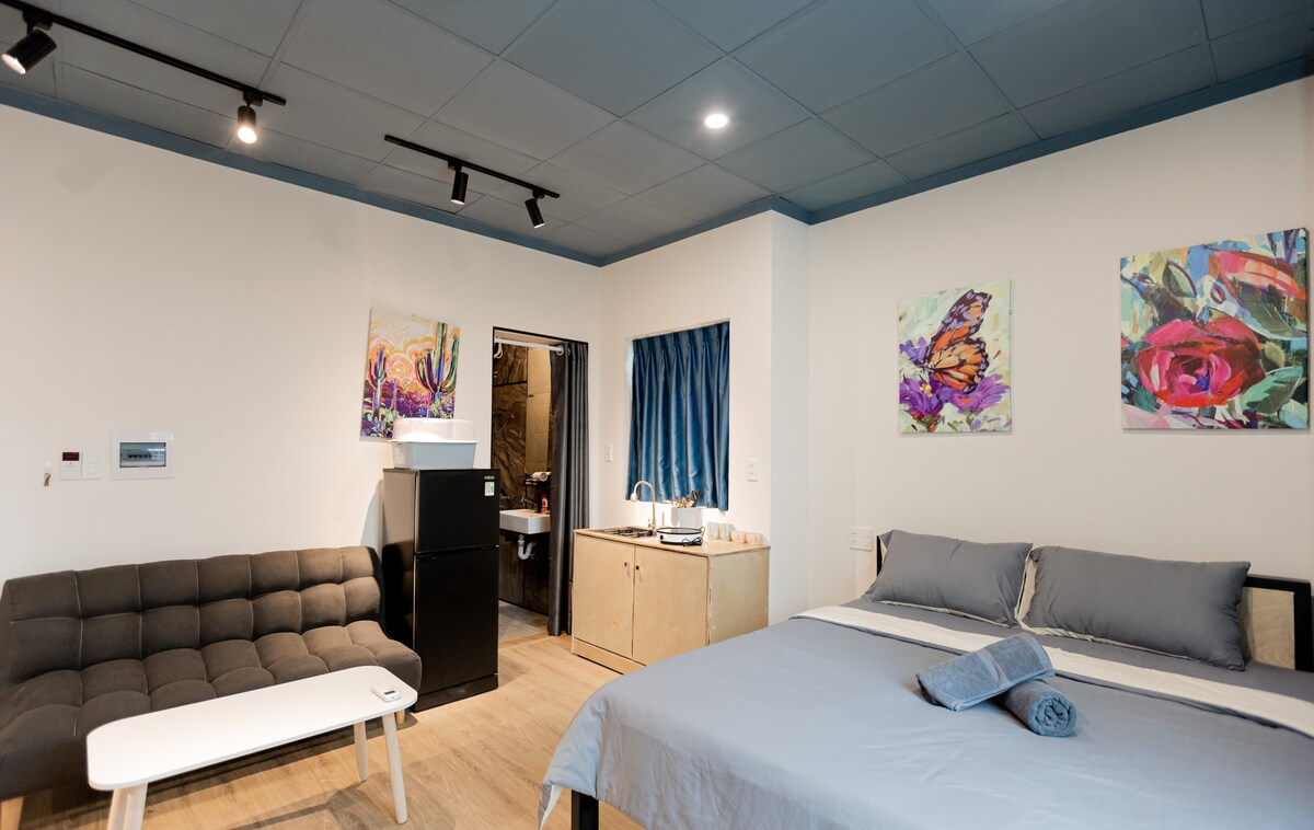 Елегантен дизајнерски стан од 30 квадратни метри со ГОЛЕМ ПРОЗОРЕЦ.