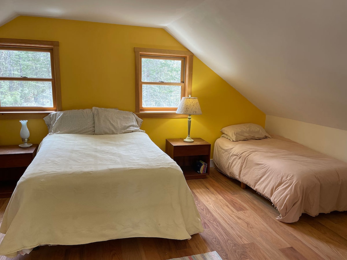 Lits complets et lits jumeaux dans le loft à l'étage. 