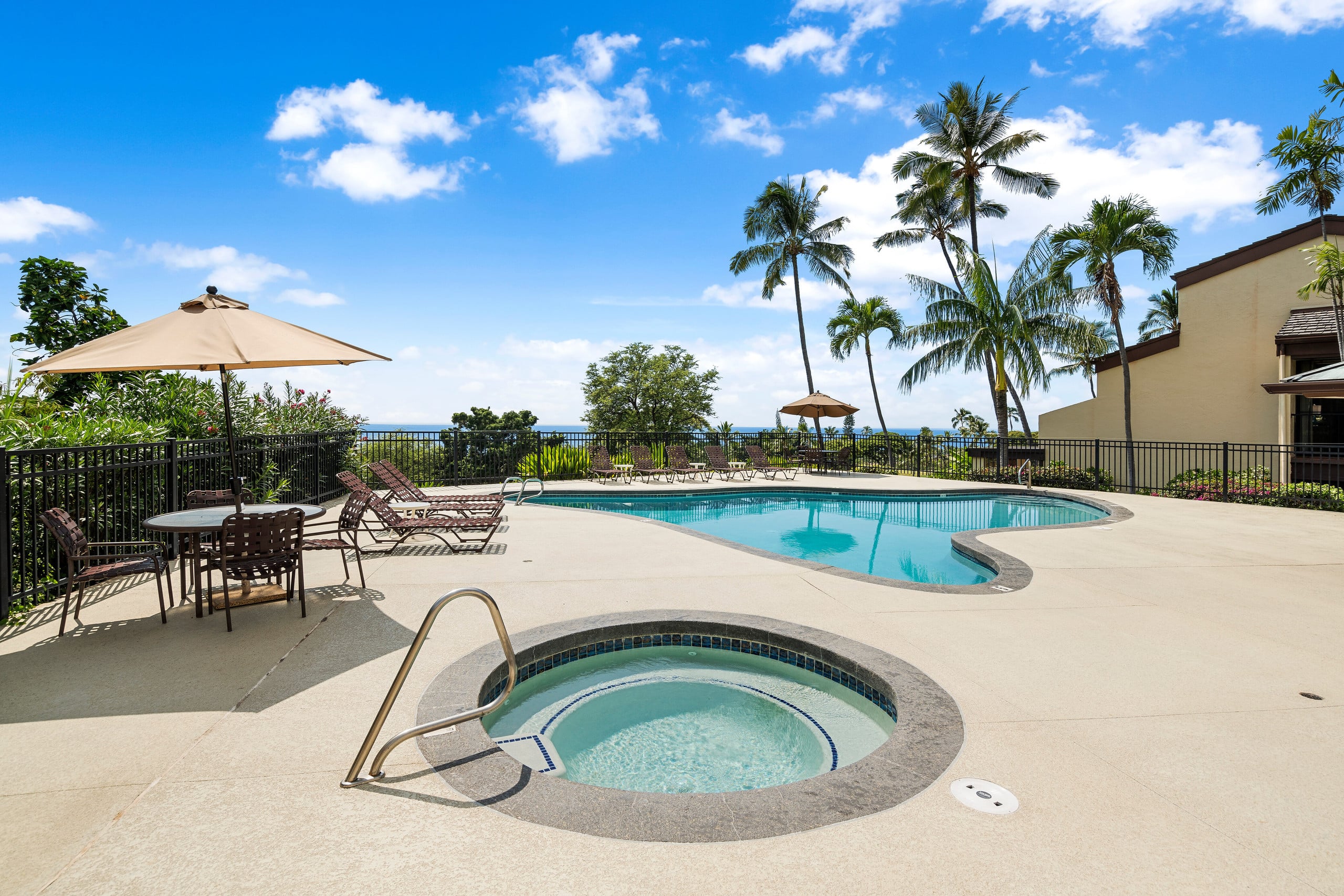 Condo in Kailua-Kona · ★4.92 · 2 bedrooms · 2 shared baths - Image 32