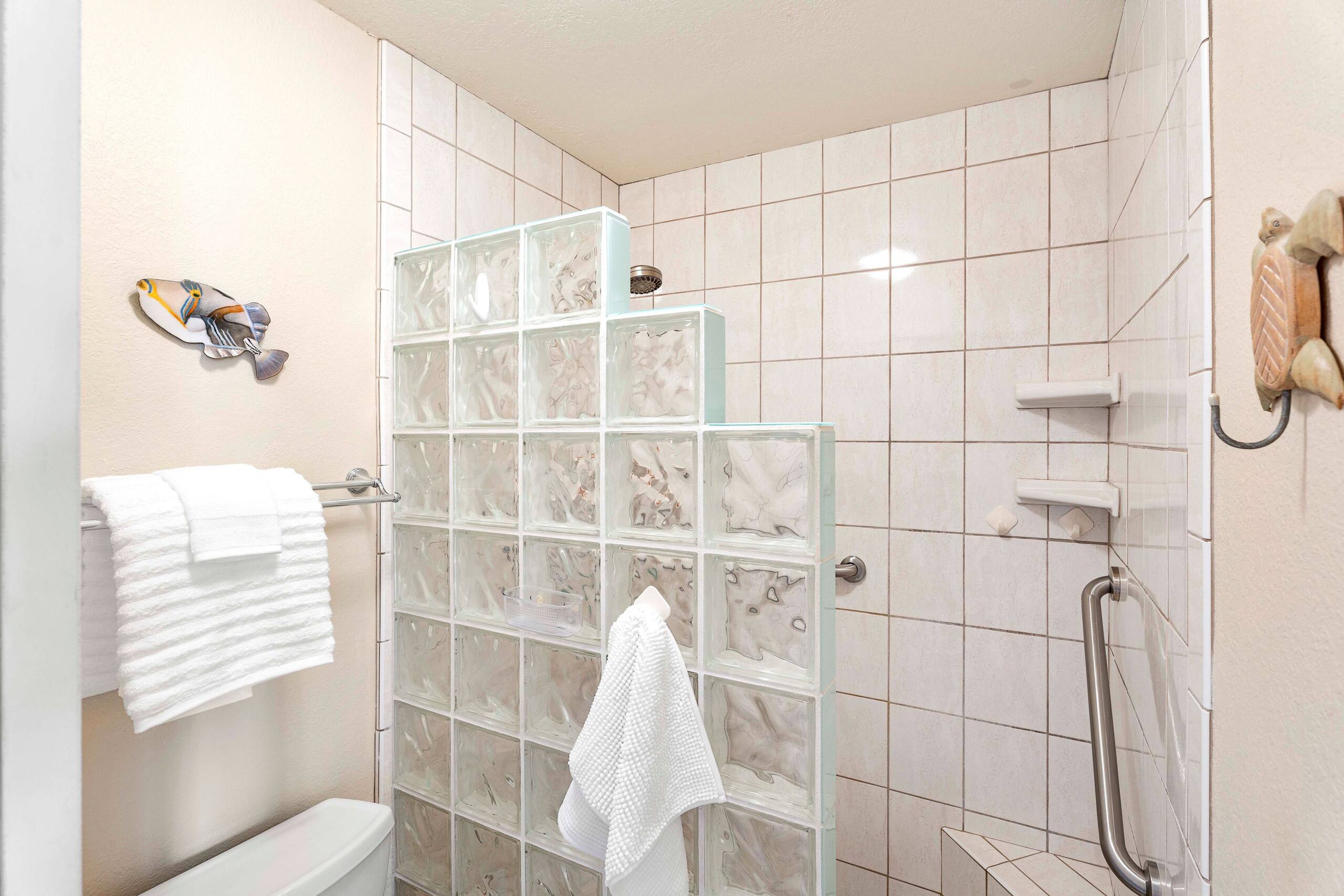 Condo in Kailua-Kona · ★4.92 · 2 bedrooms · 2 shared baths - Image 21