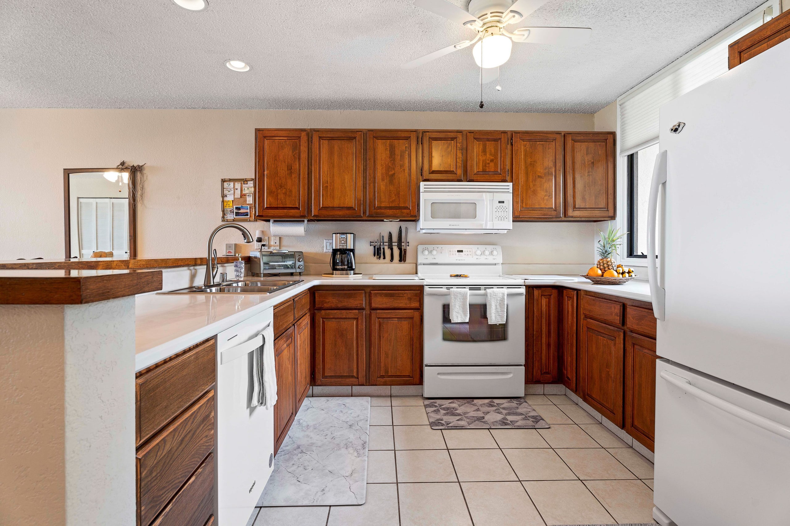 Condo in Kailua-Kona · ★4.92 · 2 bedrooms · 2 shared baths - Image 16