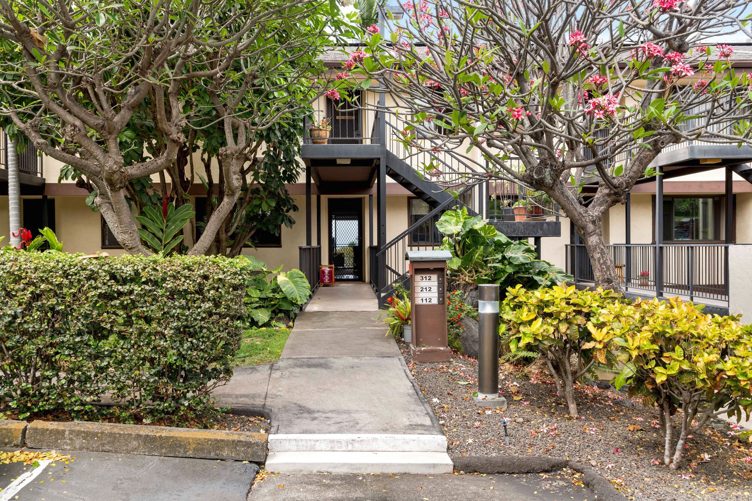 Condo in Kailua-Kona · ★4.92 · 2 bedrooms · 2 shared baths - Image 46