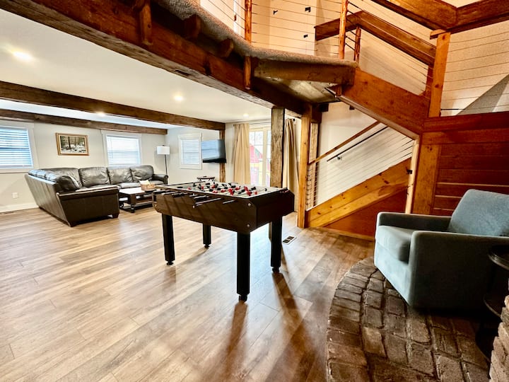 La gran sala de estar también sirve como sala de juegos.