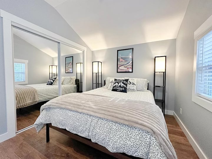 Dormitorio principal con cama tamaño queen