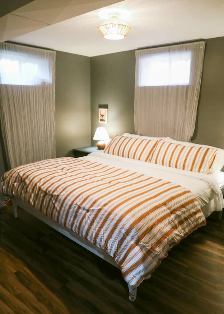 מיטת קינג סייז מפוארת למטה ליד חדר המשחקים.