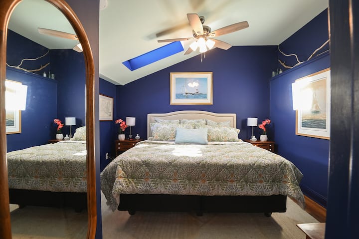 El “Admiral 's Quarters”. ”Esta habitación azul profundo es tan acogedora como el mar y te adormecerá después de un día de navegación, pesca o exploración de todo lo que Chesapeake tiene para ofrecer.