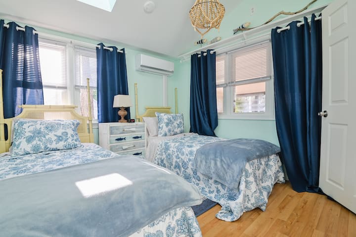 Esta habitación es luminosa durante el día y, con cortinas oscuras, acogedora por la noche. Si los huéspedes desean que las dos camas individuales se muevan juntas para formar una cama tamaño king, el anfitrión estará encantado de satisfacer la solicitud.