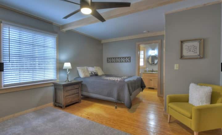 חדר שינה שני גדול עם חדר רחצה צמוד