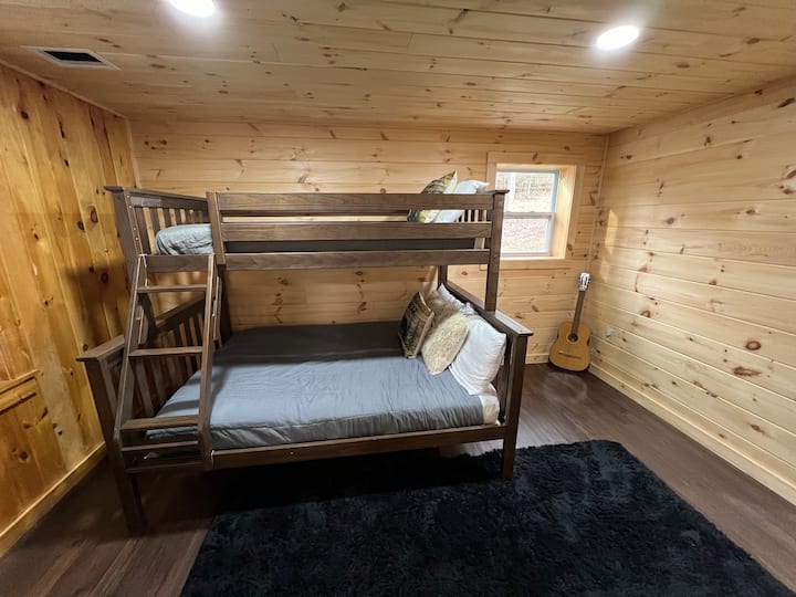 חדר שינה שלישי בקומה התחתונה עם מיטת קומותיים