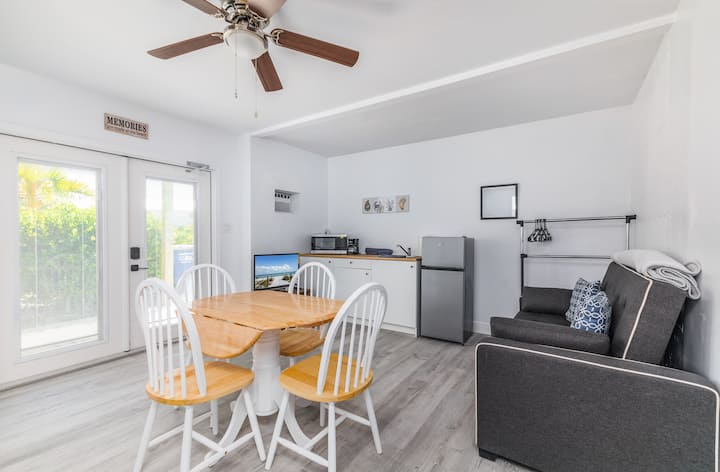 Cozy Getaway- Walk To The Beach - Fort Myers Beach, FL