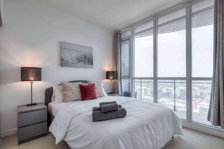 Luxury Condo|Downtown Core|Free Parking|Sleeps 6 gallery image 2