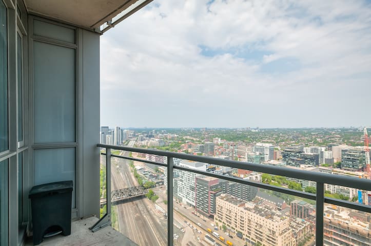 Luxury Condo|Downtown Core|Free Parking|Sleeps 6 gallery image 3
