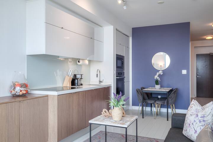 Luxury Condo|Downtown Core|Free Parking|Sleeps 6 gallery image 4