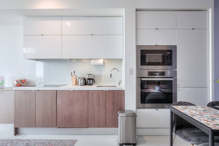 Luxury Condo|Downtown Core|Free Parking|Sleeps 6 gallery image 5