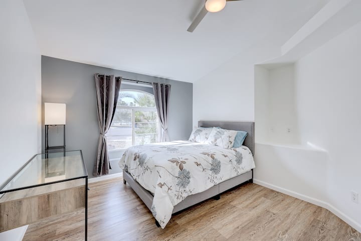 Dhoma e gjumit "Guest Queen" #1 me tavolinë zyre