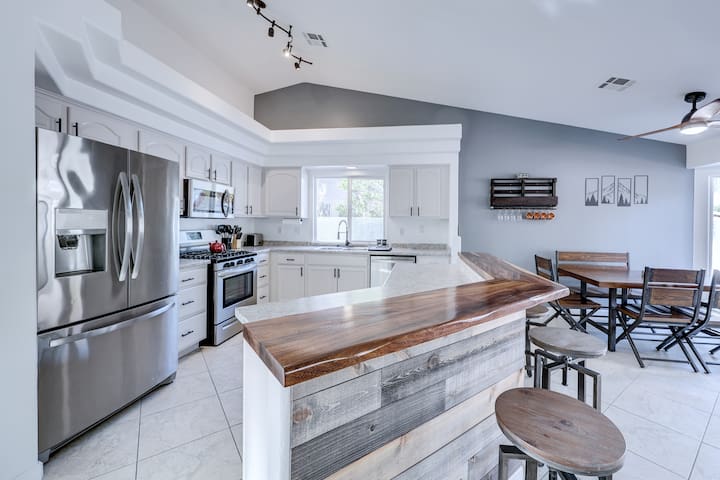 Spacious Modern Rustic Home, Minutes from LV Strip