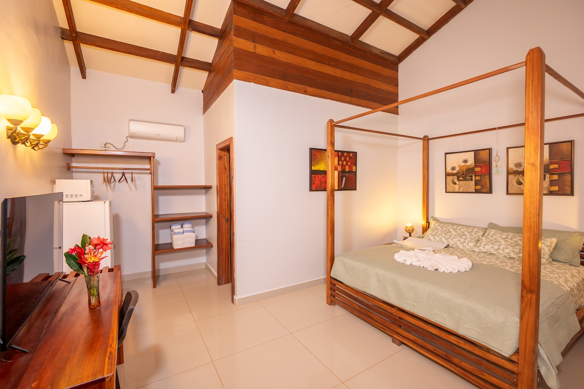 Dizajni i pastër dhe minimalist e mban fokusin te pushimi dhe qetësia. Çdo dhomë përfshin banjë private, ajër të kondicionuar, tavolinë dhe qasje të lehtë në kopshtet përreth xhunglës.