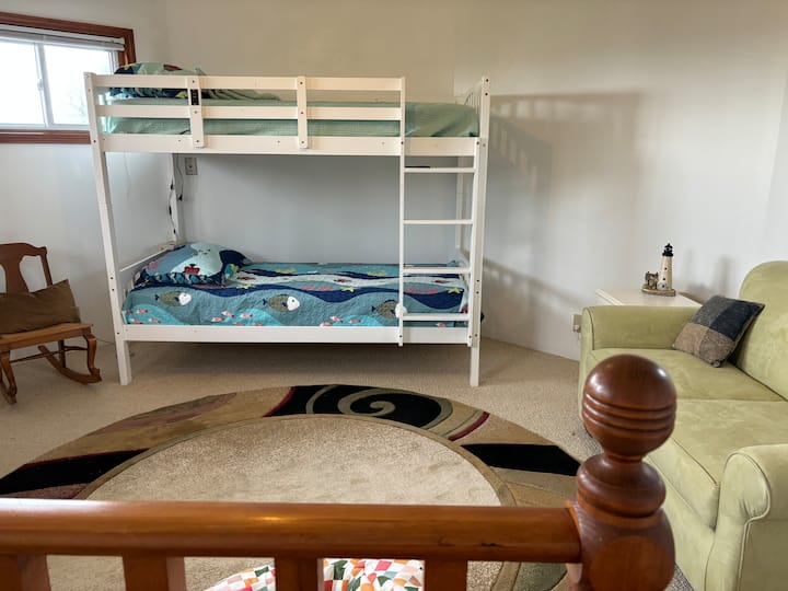 הקומה השנייה היא קן התצפית. מיטת הקומתיים מדורגת למבוגרים ולילדים. מושב האהבה הוא יחיד נשלף עם מזרן אוויר צמוד למעלה לשינה לילית נוחה. הנוף הטוב ביותר של האגם וספינות חולפות?  המיטה העליונה!