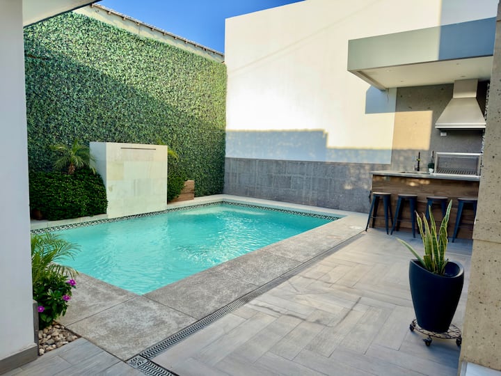 Luxurious residence with pool 2 streets from USA