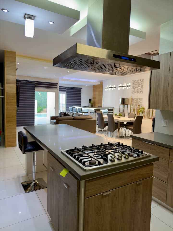 Luxurious residence with pool 2 streets from USA