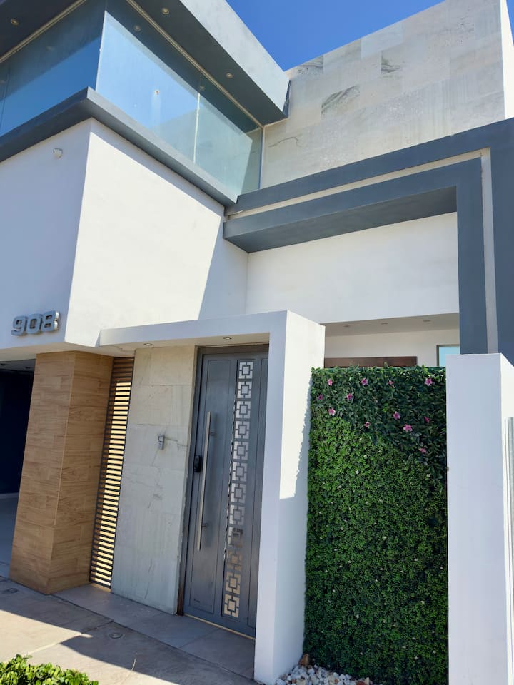 Luxurious residence with pool 2 streets from USA