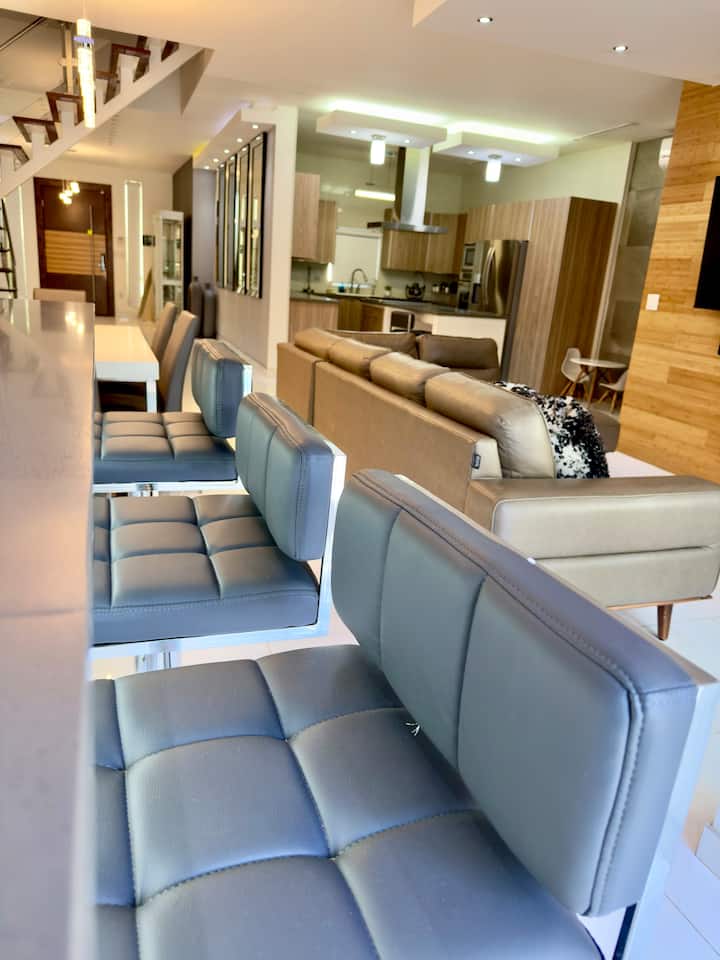 Luxurious residence with pool 2 streets from USA