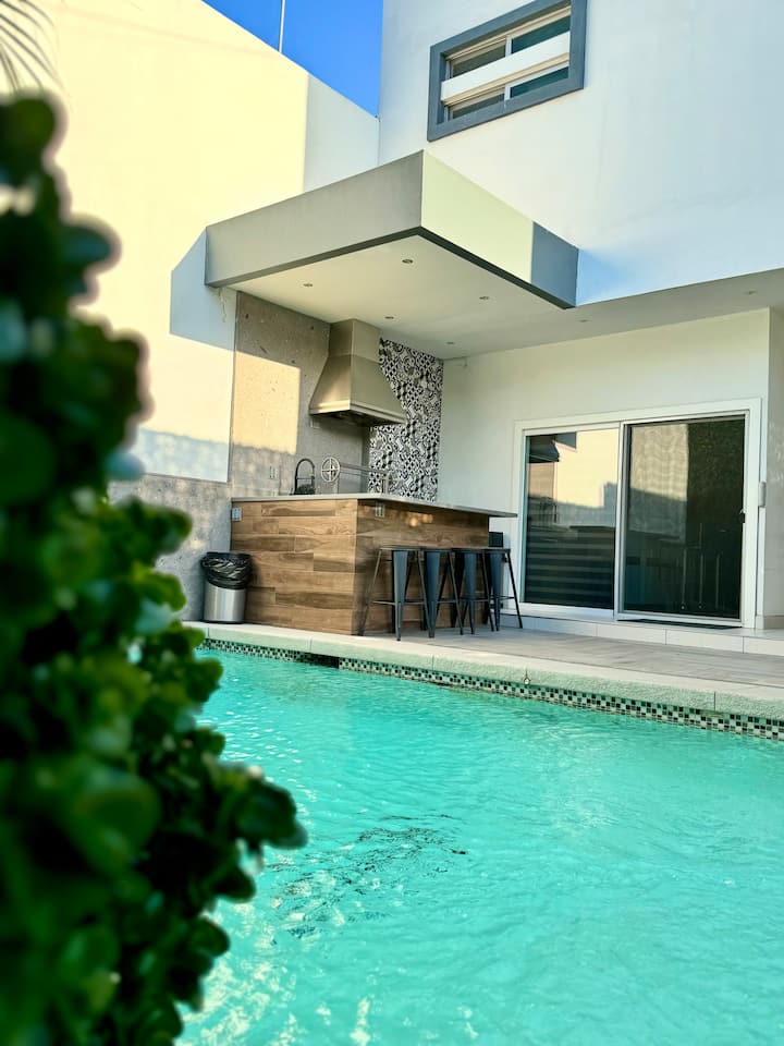 Luxurious residence with pool 2 streets from USA