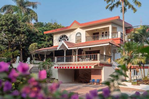StayVista at Hillside Serenity -Pool, Bonfire, Bar