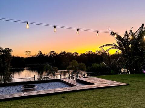 Water's Edge Retreat - On the Lake & walk to beach
