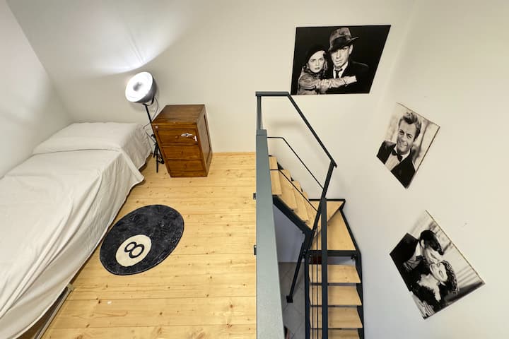 夹层单人卧室，可俯瞰餐厅