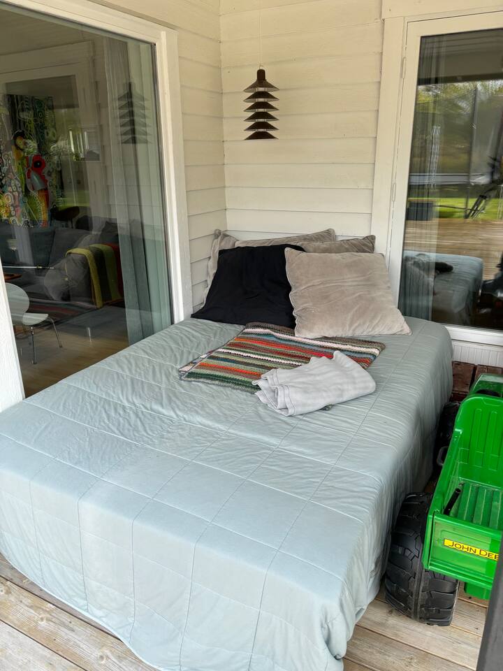 Esto no es un dormitorio, sino una cama que está bajo un dosel. Puedes dormir en él si quieres :-) Pero no cuenta como un espacio para dormir.