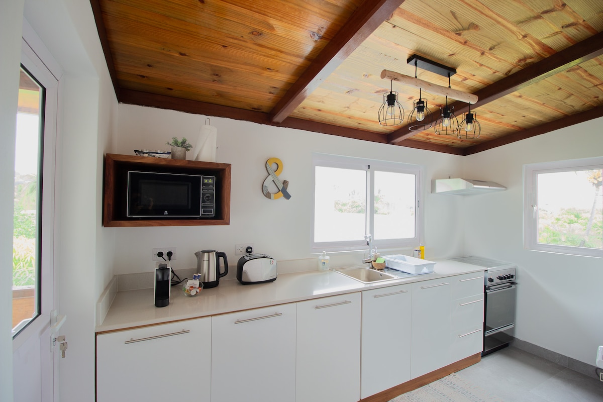 Full kitchen image 1