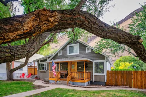 The Estate on Main St. ~Sleeps 22~
