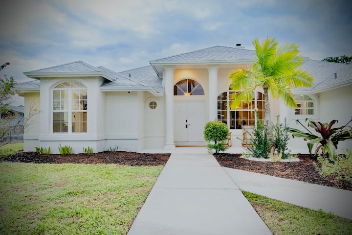 11416 60th St - Stylish Teakwood Villa