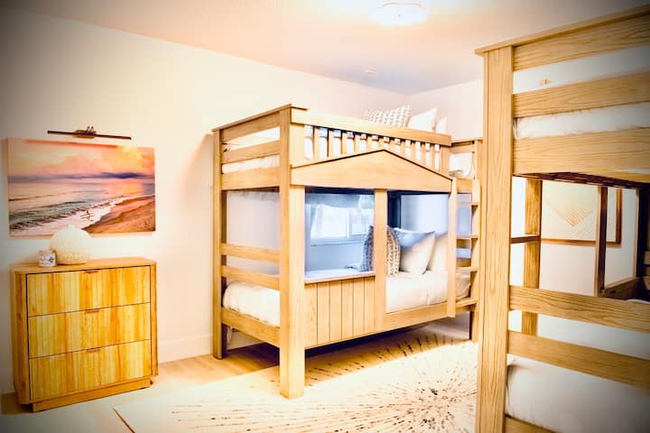 Bedroom 4: Perfect for families or kids, this room is equipped with two bunk beds:
Bottom bunks: Both are full-sized beds and sleep 2 people each.
Top bunks: Both are single beds, each sleeping 1 person.