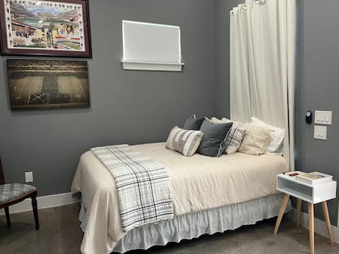 Popular Airbnb listing: Modern East Austin Abode in Chestnut