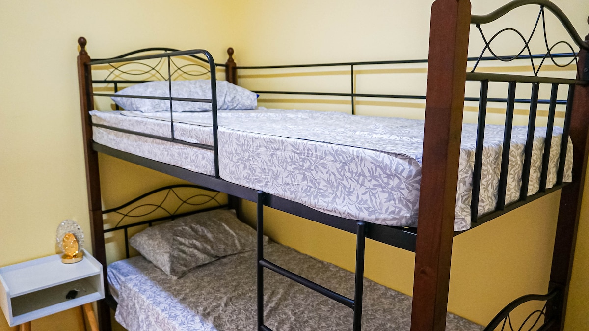 Dormitorio 2 Cama con terraza doble, con aire acondicionado tipo ventana, espacio para trabajar y gabinete