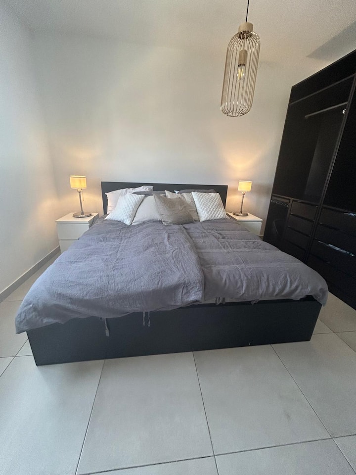 Spavaća soba s udobnim bračnim krevetom