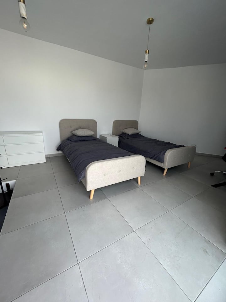 Prostrana spavaća soba s 2 kreveta za jednu osobu