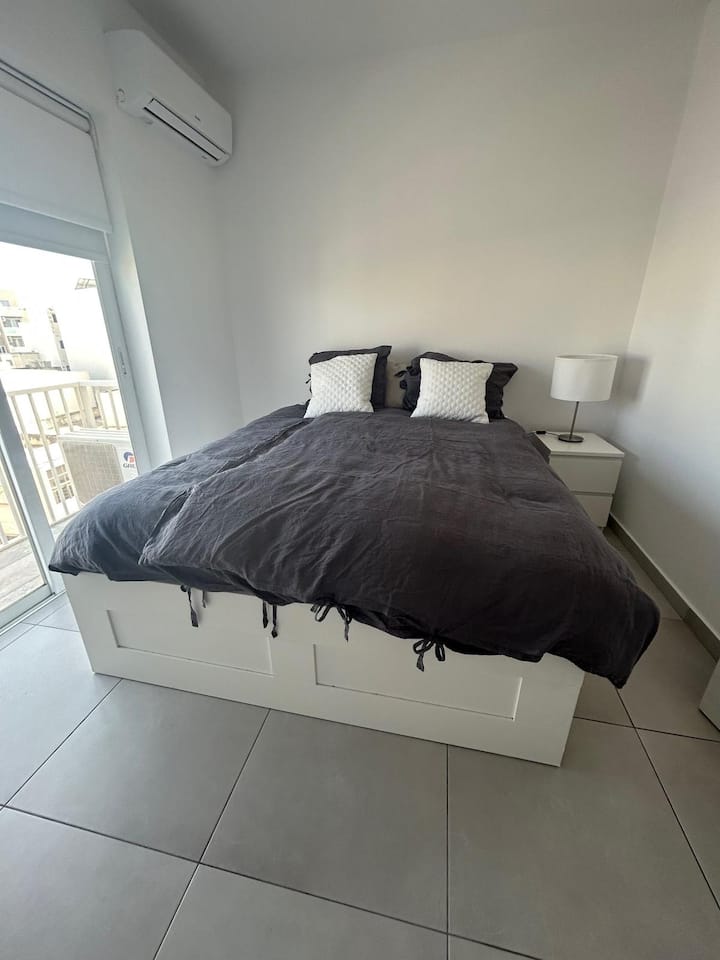 Udobna spavaća soba s bračnim krevetom 