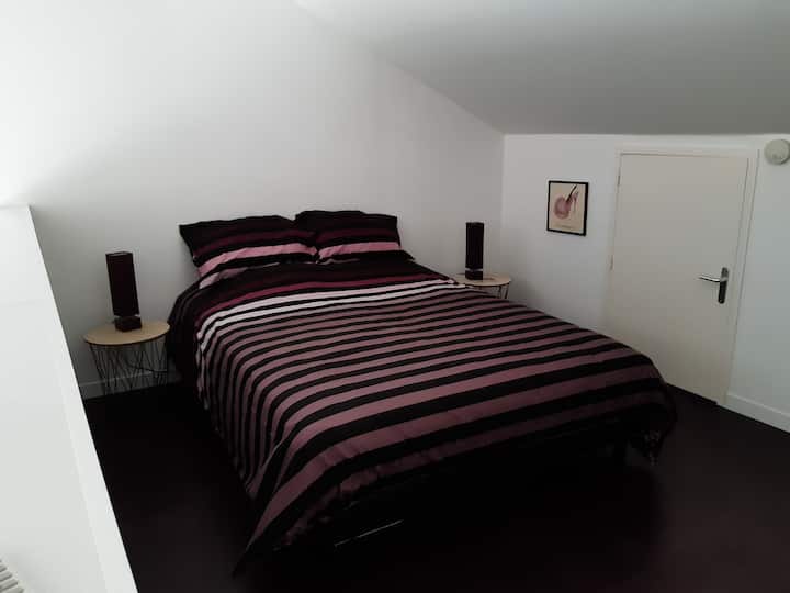 Spálňa v medziposchodí, manželská posteľ.