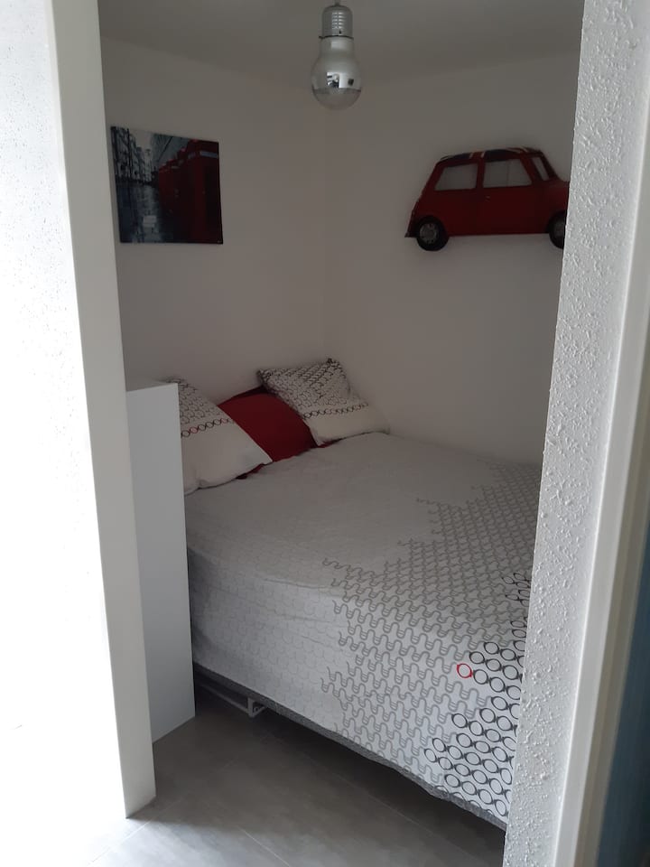 Spálňa na prízemí , výklenok nie je zatvorený . Manželská posteľ.